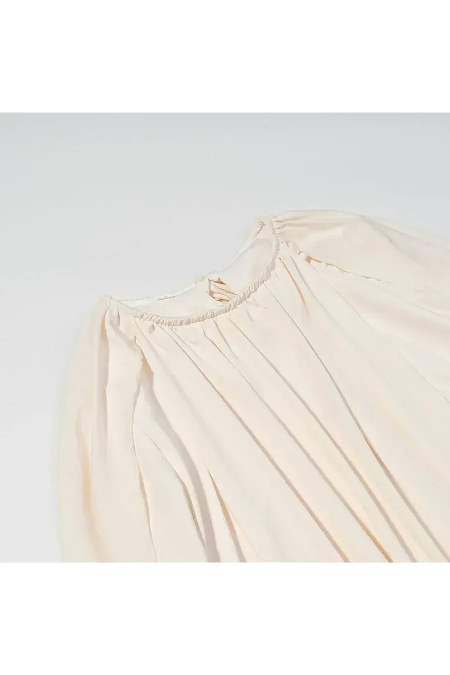 LIVIA – Elegantes Plissee-Cape-Kleid