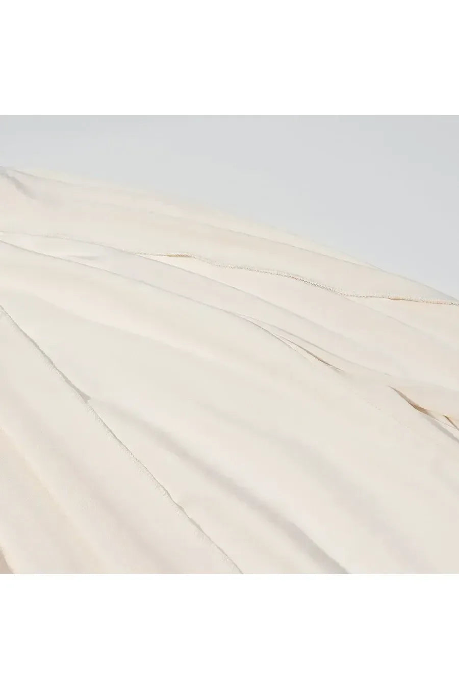 LIVIA – Elegantes Plissee-Cape-Kleid