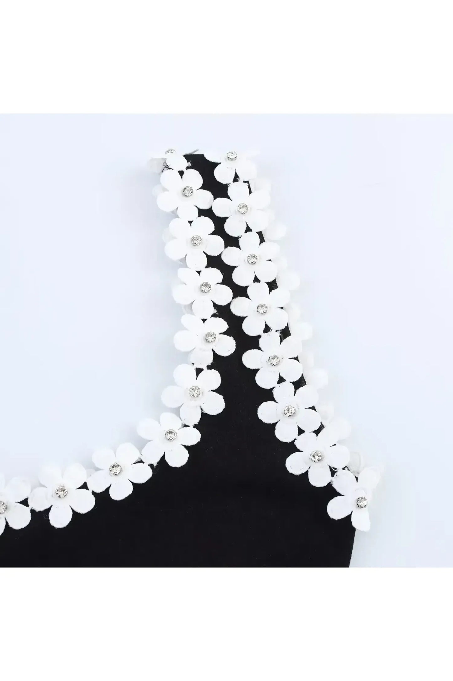 Amara – Zweifarbiges Sommerkleid mit Blumenakzent
