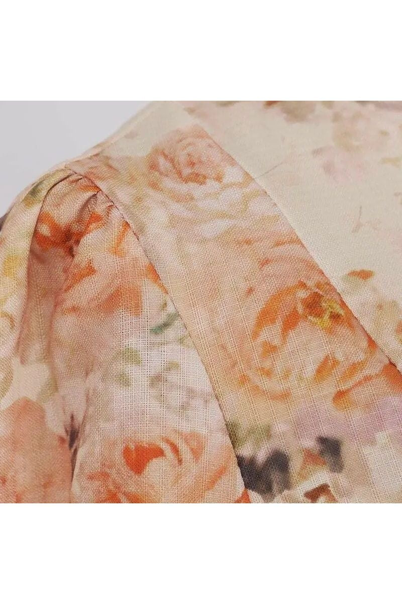 Elegantes Maxikleid mit floralem Print und Puffärmeln, detailreiche rosafarbene Blumenmuster auf leichtem Stoff.