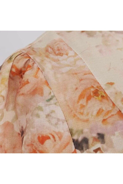 Elegantes Maxikleid mit floralem Print und Puffärmeln, detailreiche rosafarbene Blumenmuster auf leichtem Stoff.