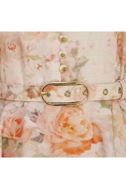 Elegantes Maxikleid mit floralem Print und Puffärmeln, detail mit Knöpfen und Gürtel in gold.