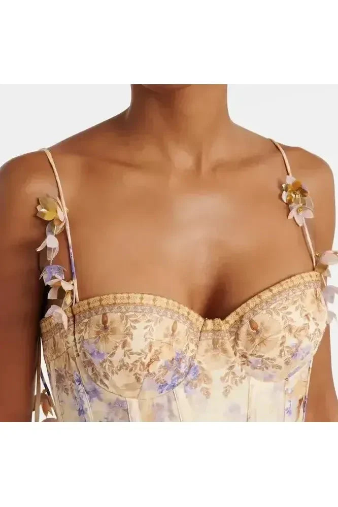 Romantisches Midikleid mit floraler Stickerei, detailiertes Bustier-Oberteil mit blumigen Trägern.
